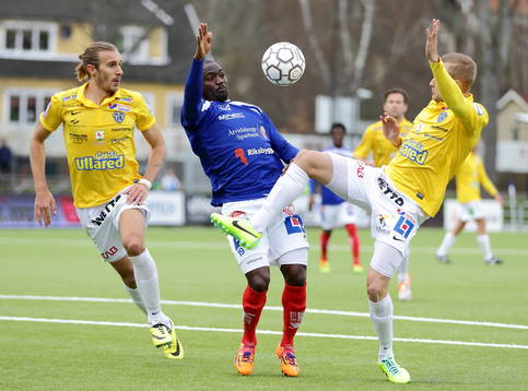 Åtvidabergs John Owoeri mellan Falkenbergss spelare