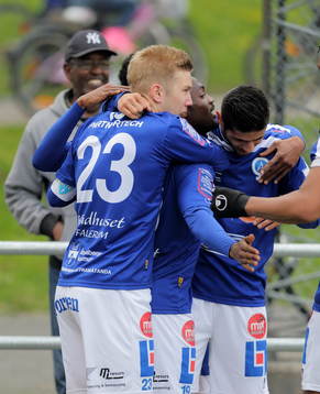 Åtvidabergs John Owoeri jublar intill anhörig mellan