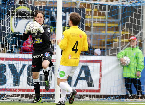 Falkenbergs målvakt Otto Martler och Falkenbergs Daniel