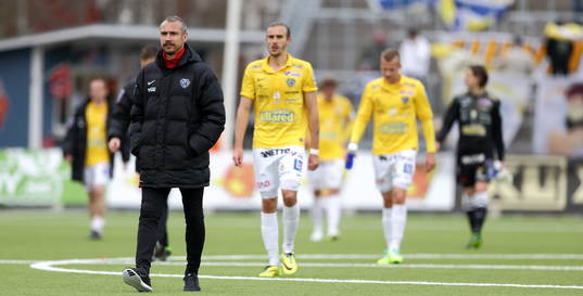 Falkenbergs tränare Henrik Larsson deppar