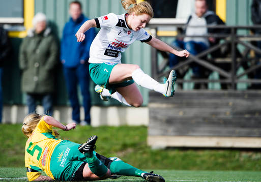 Mallbackens Mimmi Larsson hoppar över Bollstanäs Malin