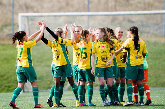 Bollstanäs spelare jublar innan  fotbollsmatchen i