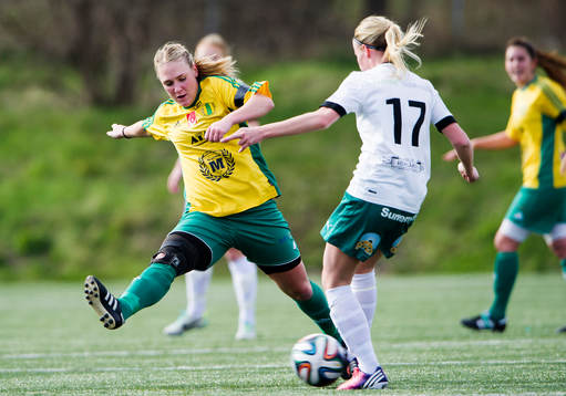 Bollstanäs Malin Engdahl försöker stoppa Mallbackens