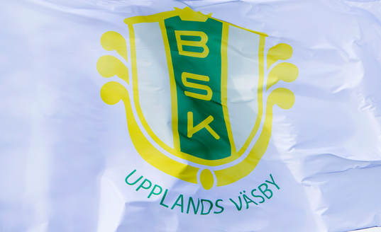 En flagga med Bollstanäs emblem