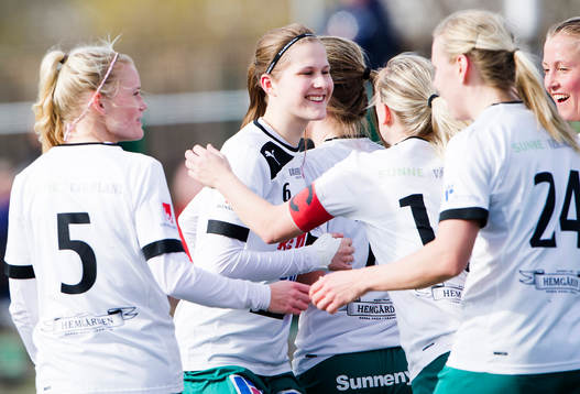 Mallbackens Sarah Bergman jublar med sina medspelare