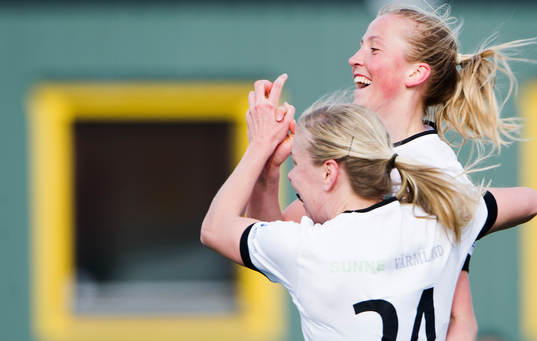 Mallbackens Julia Karlenäs jublar