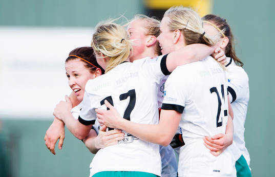 Mallbackens spelare jublar