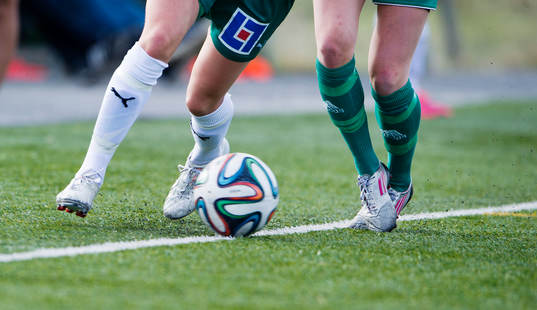 Två fotbollsspelare utmanar varandra