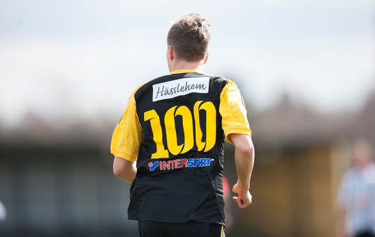 Danny Gunnarsson i tröja nr. 100 med Hässlehem reklam på