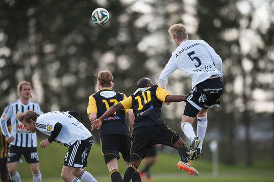 Höjdduell i matchen i division 111 mellan IFK Hässleholm