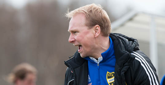 Hässleholms tränare Daniel Nilsson i matchen i division