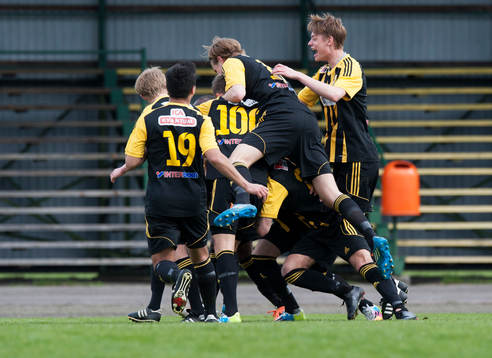Hässleholms Ekrem Dibrani har gjort 2-1 och jublar i