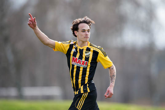 Hässleholms Karim Al-Asi har gjort 1-0 och jublar i