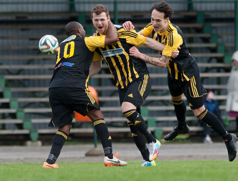 Hässleholms Ekrem Dibrani har gjort 2-1 och jublar i