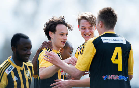 Hässleholms Karim Al-Asi har gjort 1-0 och jublar i