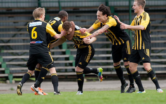 Hässleholms Ekrem Dibrani har gjort 2-1 och jublar i