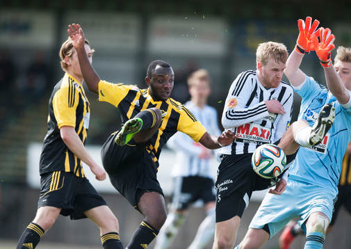 Hässleholms Bright Frimpong har bästa målchansen i