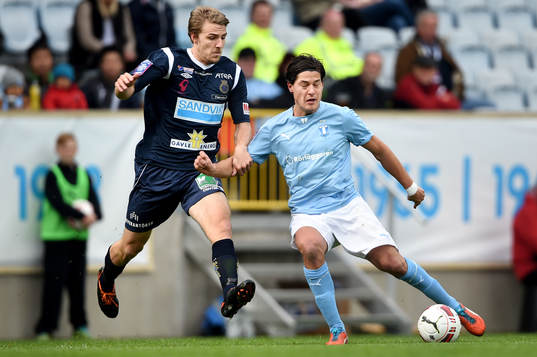 Gefles Johan Oremo jagar Malmö FFs Miiko Albornoz