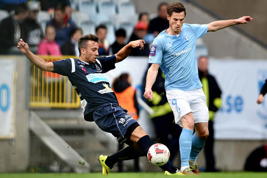 Gefles Dardan Mustafa jagar Malmö FFs Markus Rosenberg