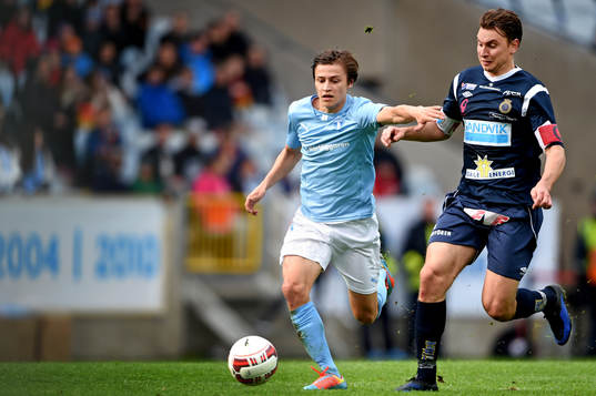 Malmö FFs Simon Thern jagas av Gefles Marcus Hansson