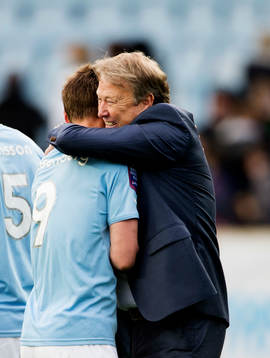 Malmö FFs tränare Åge Hareide kramar om Malmö FFs