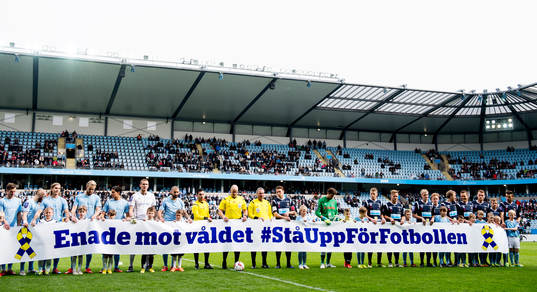 Malmö FF och Gefle håller en banderoll där det står