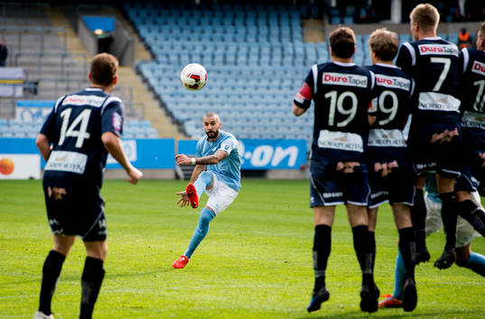 Malmö FFs Guillermo Molins skjuter en frispark