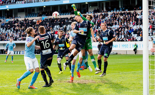 Gefles målvakt boxar Anders Wikström i huvudet