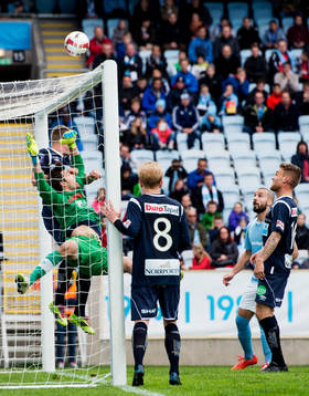 Gefles målvakt Emil Hedvall tippar bollen över ribban