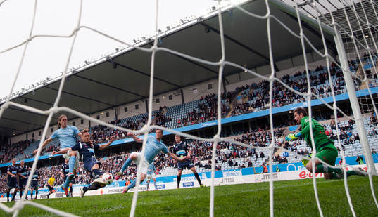 Malmö FFs Markus Halsti och Markus Rosenberg försöker