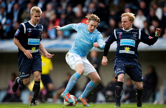 Malmö FFs Emil Forsberg vänder bort Gefles Simon Lundevall