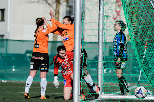 Sunnanås Olivia Holm och Elin Wikström jublar