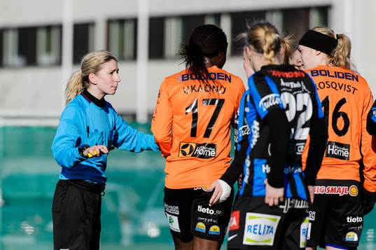Domare Sandra Werner säger till spelarna vid en hörna