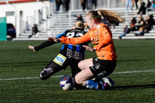 Sirius Malin Winberg och Sunnanås Elin Ellman fightas om