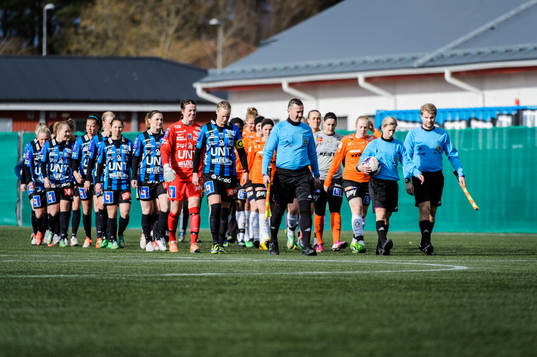 Sunnanås spelare och Sirius spelare leds in på planen av