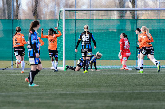 Sunnanås spelare jublar och Sirius spelare deppar