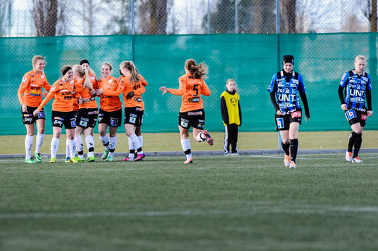 Sunnanås spelare jublar och Sirius spelare deppar
