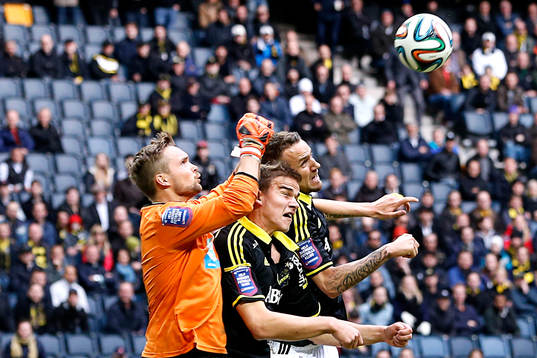Örebros målvakt Oscar Jansson boxar undan bollen