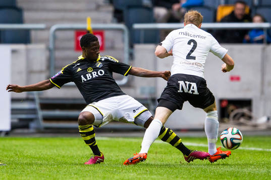 s Ebenezer Ofori i kamp om bollen med Örebros Patrik