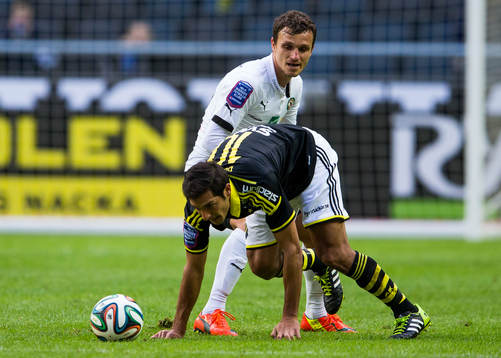 s Celso Borges i kamp om bollen