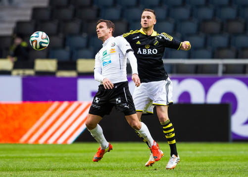 s Alexander Milosevic i kamp om bollen