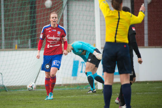 Vittsjös Sofie Andersson protesterar mot domare Annika