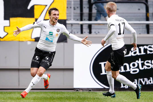 Örebros Shpetim Hasani jublar med Karl Holmberg