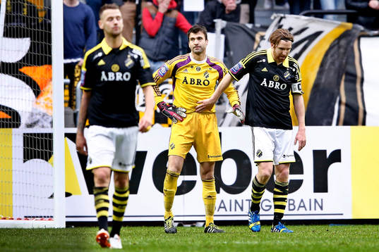 s målvakt Kyriakos Stamatopoulos deppar med Nils-Eric