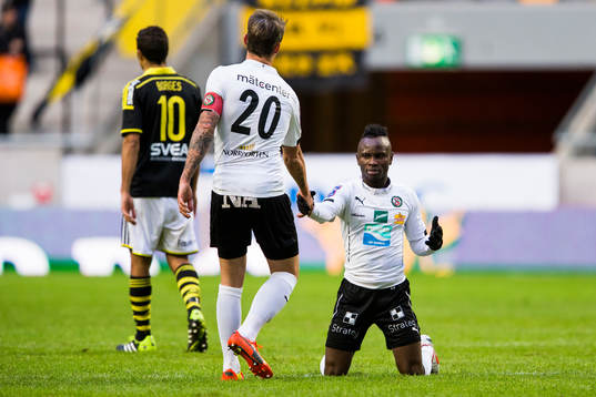 Örebros Erik Moberg och Samuel Mensiro gratulerar varann