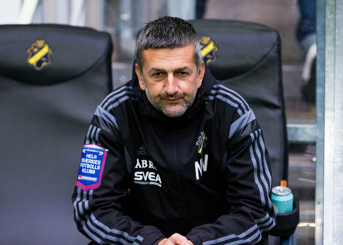 s assisterande tränare Nebojsa Novakovic innan