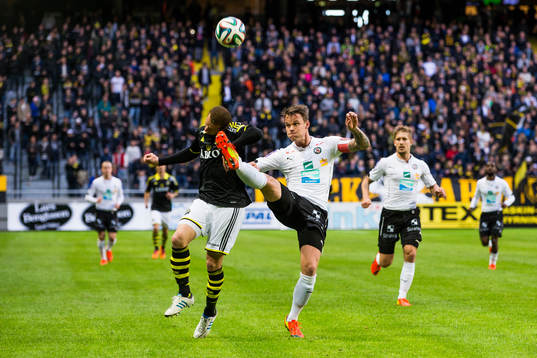 s Kenny Pavey i en närkamp med Örebros Erik Moberg