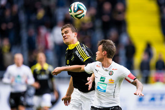 s Eero Markkanen i kamp om bollen med Örebros Erik Moberg