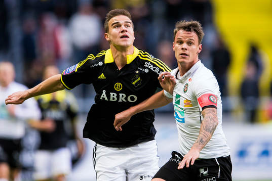 s Eero Markkanen i kamp om bollen med Örebros Erik Moberg
