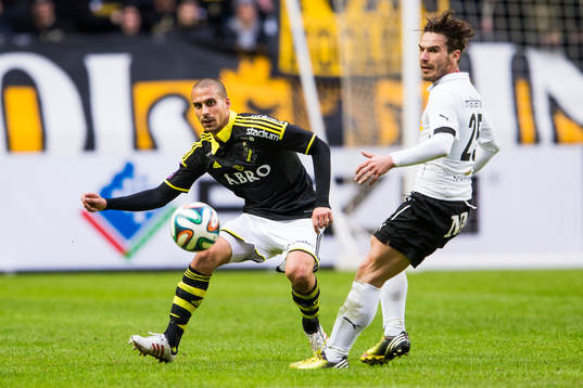 s Panajotis Dimitriadis med en pass förbi Örebros Nordin